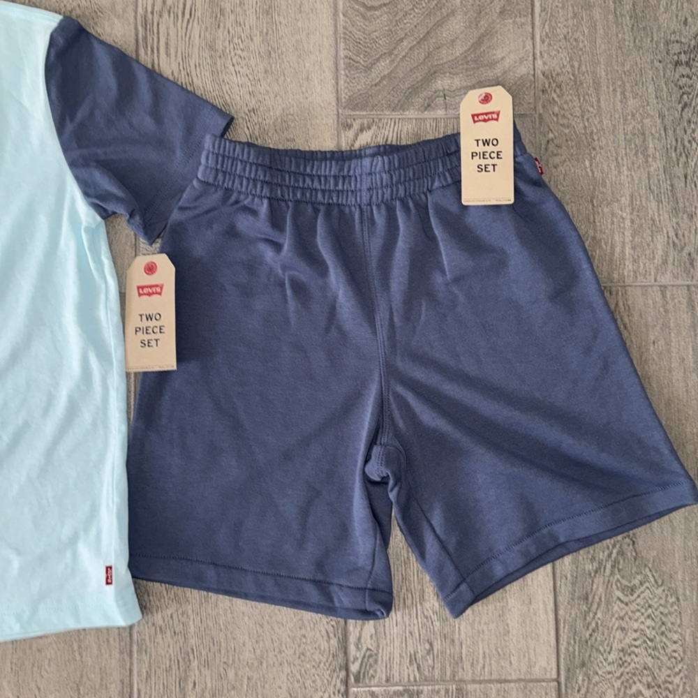 Levi's Boys Graphic T-Shirt and Shorts 2-Piece Outfit set - Picture 4 of 6